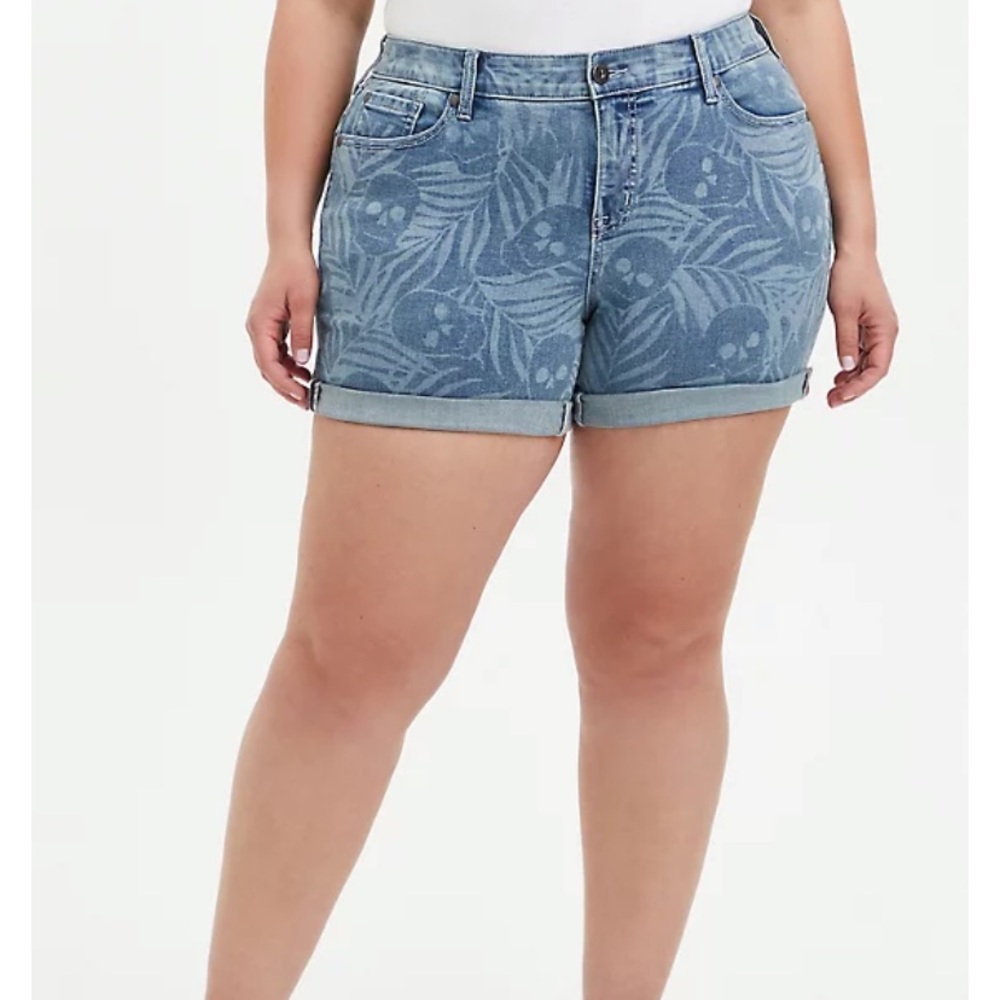 Torrid Size 16 Mid Rise Super Soft Medium Wash Short NWT